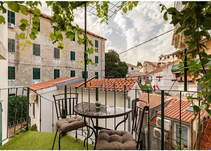 Вилла Angie Old Town With Jacuzzi